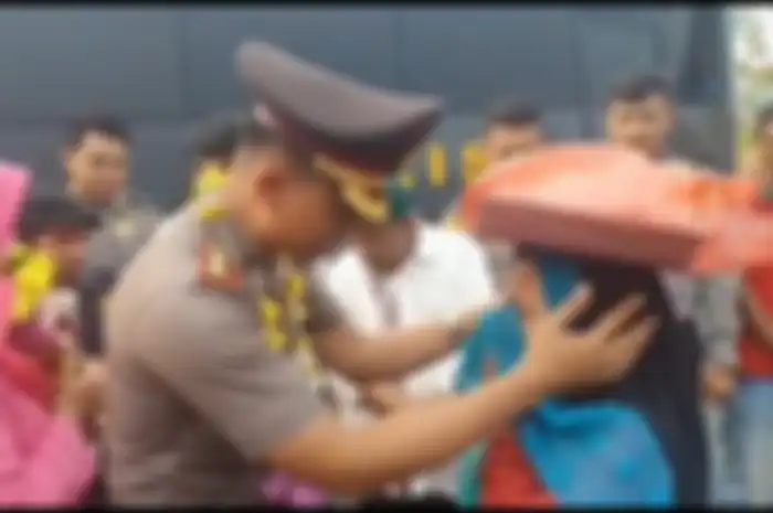 Berderai Air Mata, Bocah Penjual Onde-onde Terobos Barisan Polisi untuk Bertemu Kapolres Padang Panjang yang Hendak Pergi dari Kampungnya