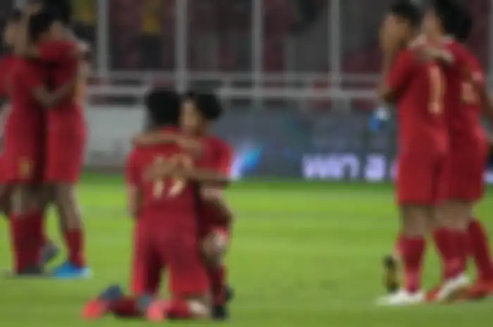Para pemain timnas Indonesia U-16 menangis haru seusai laga melawan China U-16 yang berakhir 0-0 laga Grup G kualifikasi Piala Asia U-16 2020 di Jakarta, Minggu (22/9/2019). 