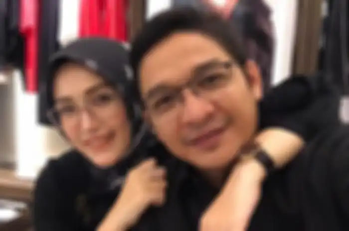 Adelia Wilhelmina, Pasha Ungu