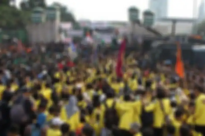 Ribuan Mahasiswa melakukan aksi demo menolak pengesahan RKUHP di Depan Gedung DPR/MPR, Jalan Gatot Subroto, Senayan, Jakarta Pusat, Senin (23/9). 