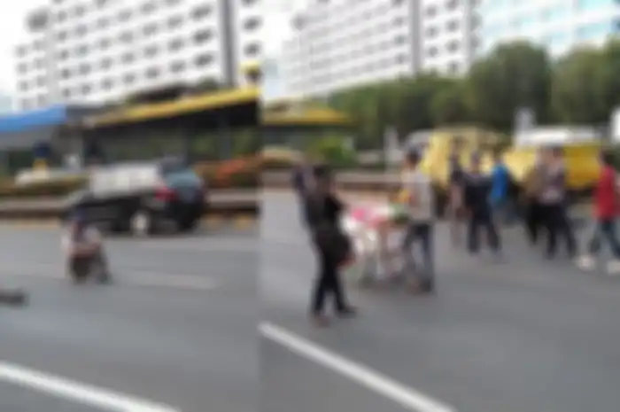 Mahasiswa Memblokade Jalan Tol di Depan Gedung DPR, Momen Pedagang Cincau yang Berjualan di Jalan Tol Pun Tertangkap Kamera