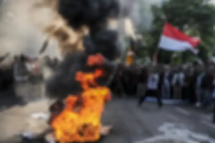 Massa yang tergabung dalam Aliansi Mahasiswa Jawa Barat bentrok melakukan aksi unjuk rasa di Depan Gedung DPRD Jawa Barat, Senin (23/9/2019). Aksi tersebut menuntut Pemerintah Indonesia khususnya Presiden untuk mencabut UU KPK yang baru, menolak RKHUP, dan RUU Pemasyarakatan yang dianggap mematikan 