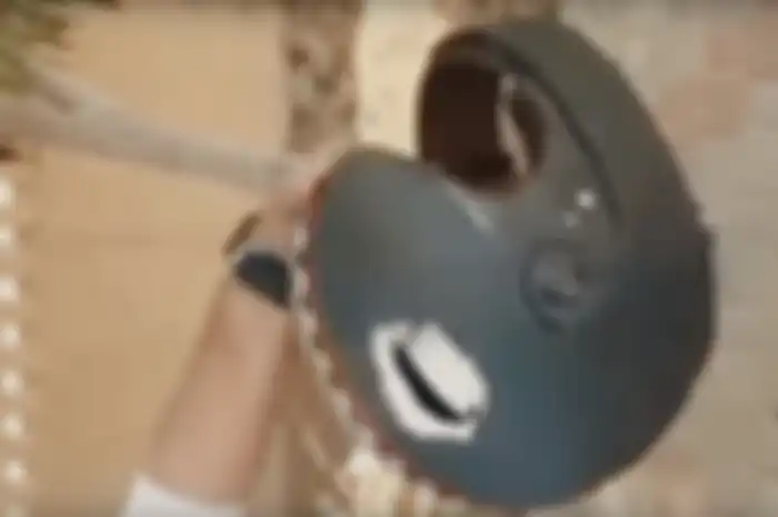 Tes perbandingan helm asli dan imitasi.