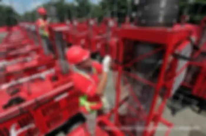 COMBAT TELKOMSEL - Dua orang teknisi Telkomsel memasang alat di salah satu Compact Mobile BTS (Base Tranciever Station) atau disingkat Combat dalam acara peluncuran 400 unit Combat di Monumen Bandung Lautan Api, Taman Tegallega, Kota Bandung, Senin (18/11). Telkomsel meluncurkan Compact Mobile BT