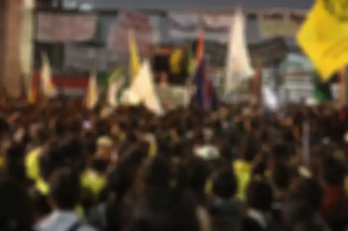 Mahasiswa menyampaikan orasi di Depan Gedung DPR/MPR, Jalan Gatot Subroto, Senayan, Jakarta Pusat, Senin (23/9).