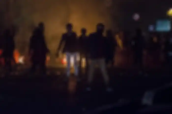 Massa yang tergabung dalam Aliansi Mahasiswa Jawa Barat melakukan aksi bakar ban saat  unjuk rasa di Depan Gedung DPRD Jawa Barat, Senin (23/9/2019). Aksi tersebut menuntut Pemerintah Indonesia khususnya Presiden untuk mencabut UU KPK yang baru, menolak RKHUP, dan RUU Pemasyarakatan yang dianggap me