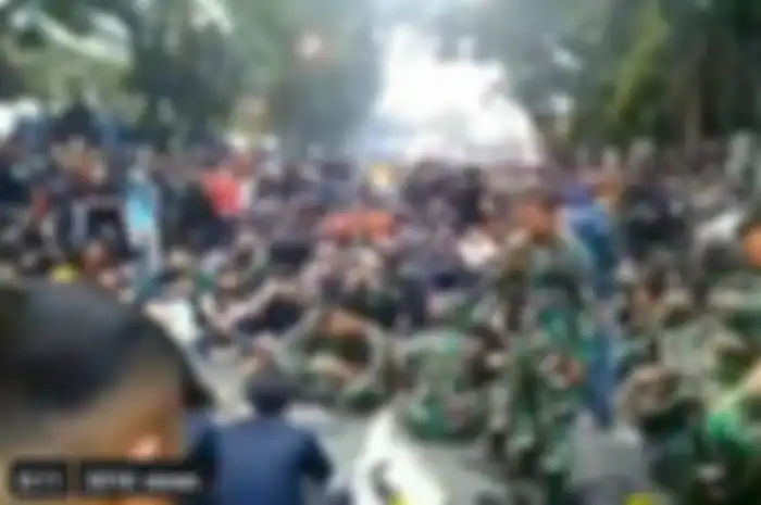 Mediasi anggota TNI dengan Pendemo. 