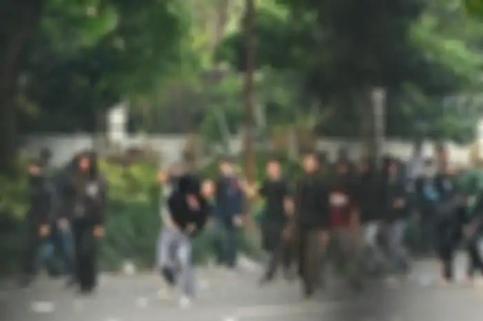 Aksi massa unjuk rasa di Gedung DPRD Jabar, Kota Bandung berakhir ricuh, Selasa (24/9/2019). Massa tampak melakukan perlawanan dengan melemparkan batu, kayu, hingga botol plastik ke arah aparat kepolisian.