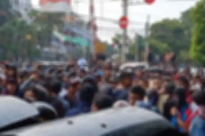 Massa berseragam sekolah yang terlibat bentrok dengan kepolisian pada Rabu (25/9/19)