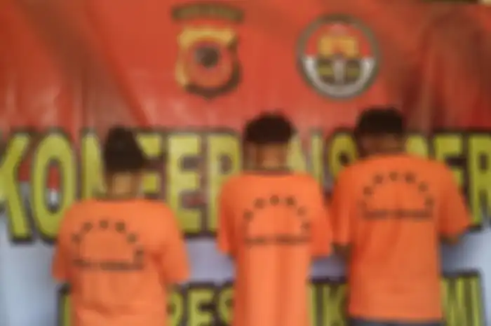Polres Sukabumi hadirkan tiga tersangka kasus tewasnya bocah lima tahun saat konferensi pers di Polsek Cibadak, Sukabumi, Jawa Barat, Selasa (24/9/2019).