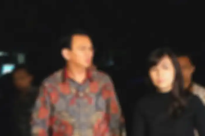 Gubernur DKI Jakarta, Basuki Tjahaja Purnama/Ahok (kiri depan) didampingi istrinya, Veronica Tan (kanan depan) menghadiri acara Pisah Sambut Kapolda Metro Jaya di Polda Metro Jaya, Jl. Jenderal Gatot Subroto, Jakarta Selatan, Senin (21/3/2016). TRIBUNNEWS.COM/LENDY RAMADHAN