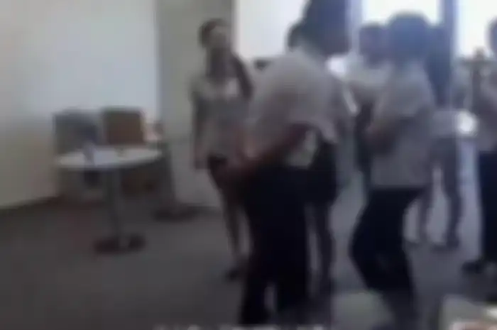 Ritual aneh di suatu perusahaan di Tiongkok