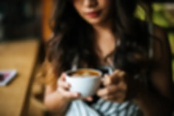 Ilustrasi minum kopi saat hamil