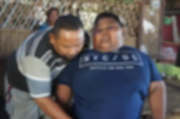 Satia Putra, bocah tujuh tahun dengan berat 97 kilogram asal Kampung Cilempung, Desa Pasirjaya, Kecamatan Cilamaya Wetan, Kabupaten Karawang bersama ayahnya, Sarli, Senin (1/7/2019)