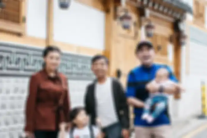 Foto kompak berlima: Sarwendah, Thalia, Betrand Peto, Thania, dan Ruben Onsu.