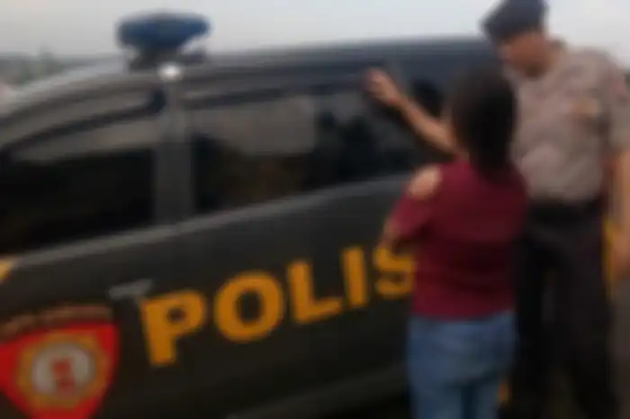 NS dijemput polisi di Jl Stadion Tenggarong, Minggu (29-9-2019). NS mengaku dirudapaksa 8 pria asal Tenggarong