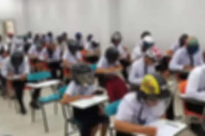 Mahasiswa Universitas Teknologi Isan Rajamangala Thailand mengikuti ujian dengan memakai helm.