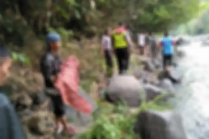 Proses evakuasi penemuan jasad anak di sungai Cimandiri, Nyalindung,Sukabumi, Jawa Barat 