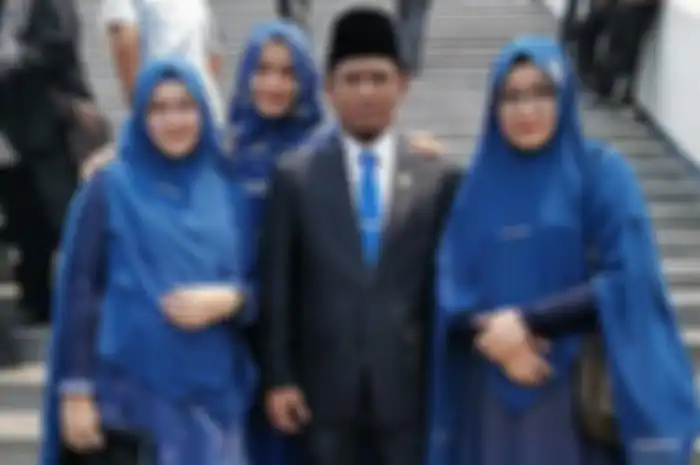 Lora Fadil bawa tiga istri sekaligus saat pelantikan anggota DPR RI di Kompleks Senayan, Selasa (1/10/2019)
