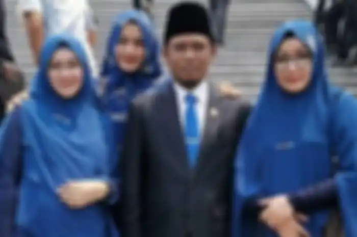 Lora datang bersama ketiga istrinya