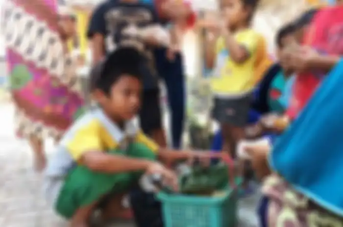 Endri Asep Sunoto bocah 9 tahun asal Desa Loning, Kecamatan Petarukan, Kabupaten Pemalang, saat menjajakan risol dan kue ke desa-desa di sekitar tempat tinggalnya, Kamis (3/10/2019). 
