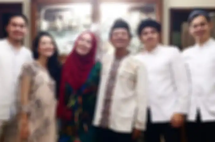 Dewi Yull dan keluarga besarnya
