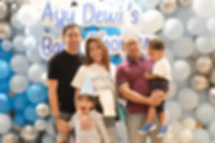Ayu Dewi dan keluarganya