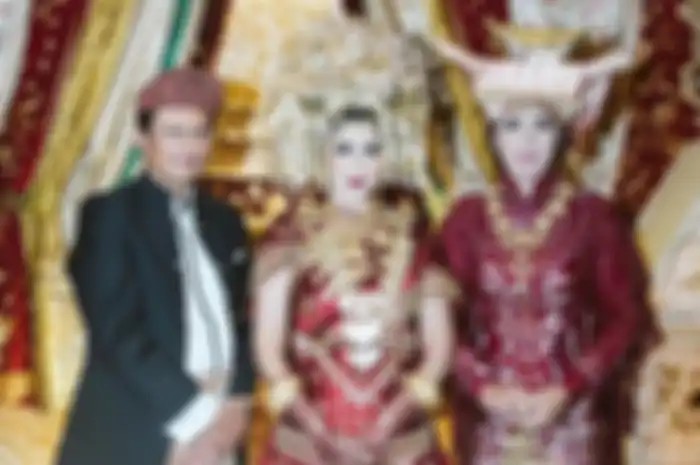 Tania Nadira beserta ayah dan ibunya