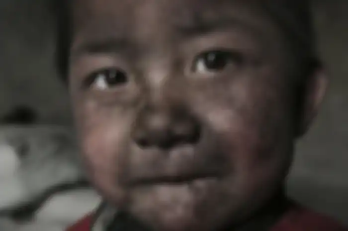 Anak-anak dengan limbah di kawasan industri.
