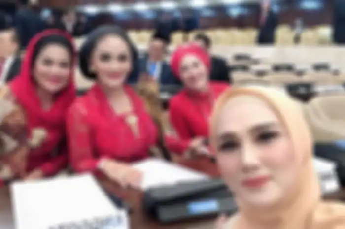 Mulan Jameela berbagi keakraban dengan rekan anggota parlemen