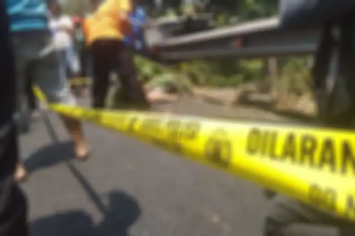Sosok mayat berkaos hijau ditemukan warga dalam kondisi berlumuran darah di pinggir jalan arteri Surabaya - Madiun, tepatnya di Basuki Rahmad, Jombang, Jawa Timur, Rabu (2/10/2019) pagi.