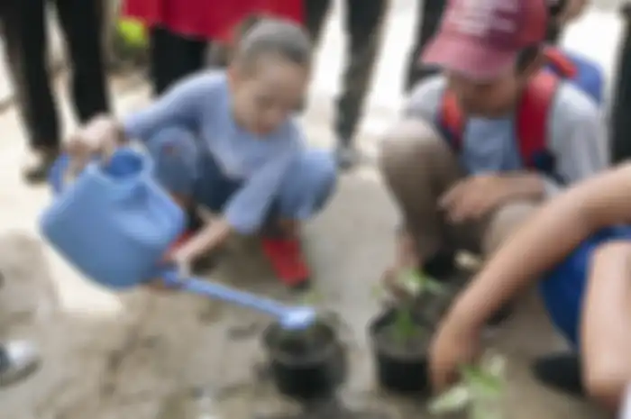 Chelsi Novia Putri (14) yang duduk di kelas 4 sekolah Dreamable bergantian menyirami tanamannya, setelah ini siswa akan diajarkan bagaimana menanam dengan media hidroponik.