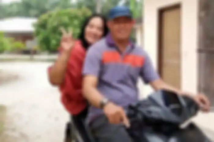 Aiptu Pariadi beserta istrinya