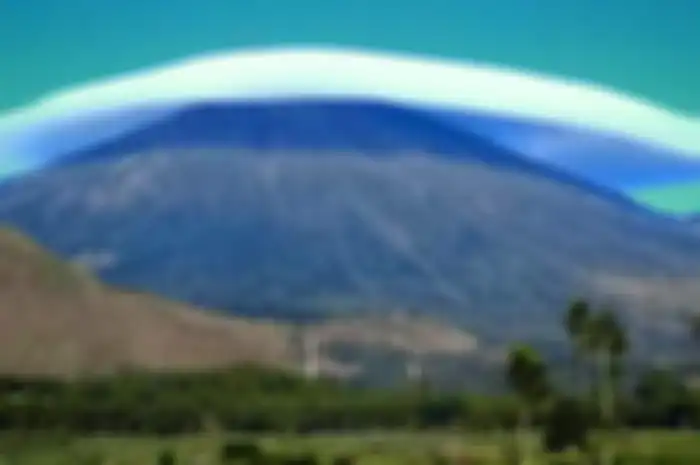 Fenomena Gunung Bertopi Awan Terjadi di 3 Gunung di Indonesia Terbentuk dalam Waktu yang Sama, Pertanda Apa?