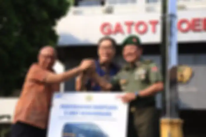 Presiden  Direktur  Astra  Prijono  Sugiarto  menyerahkan   donasi  secara  simbolis  kepada Kepala RSPAD Gatot Soebroto Dr.dr. Terawan Agus Putranto Sp.Rad.   