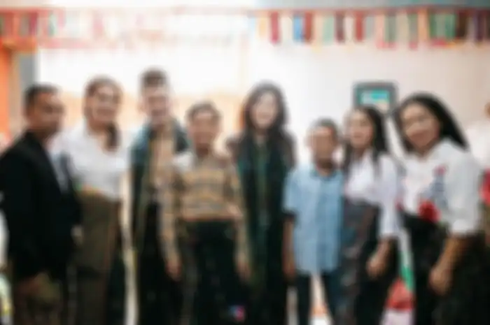 Ruben Onsu dan Sarwendah bersama keluarga Betrand Peto di Nusa Tenggara Timur