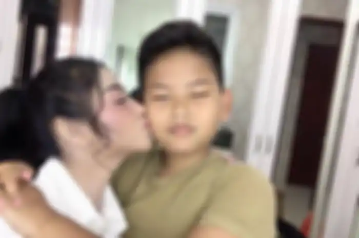 Dewi Perssik dan anak sambungnya, Felice Gabriel