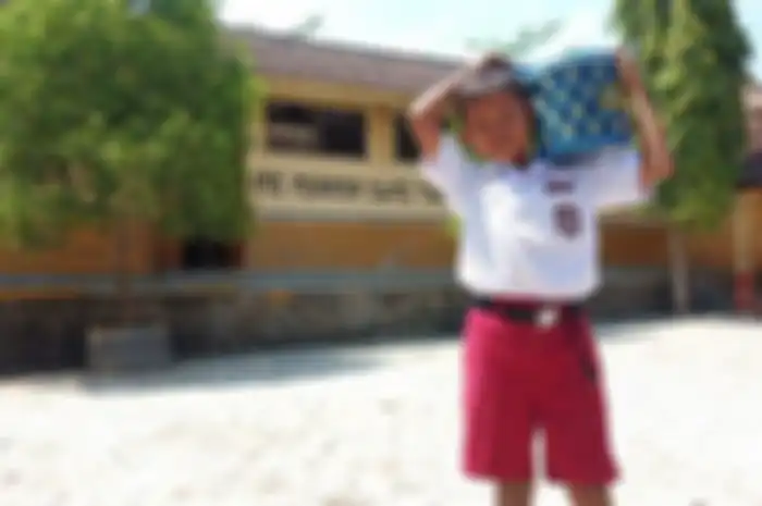 Nikolas saat berjualan di Sekolah di SDN Banyurip 3 Kecamatan Jenar, Sragen. 