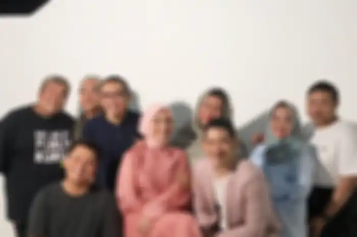 Citra Kirana terlihat mengenakan busana hijab bernuansa warna pink 