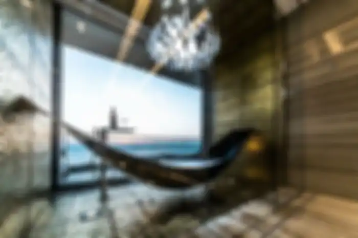 Bentuk hammock yang umumnya digunakan sebagai tempat tidur menggantung di alam, digunakan dalam desain perabot kamar mandi.