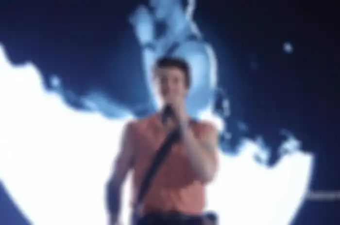 Konser dibuka lagu Lost In Japan yang disambut riuh penonton. Teriakan penonton yang didominasi cewek-cewek gemes itu mengiringi penampilan Shawn Mendes.