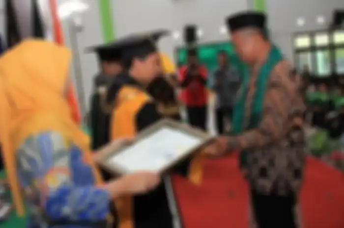 Ayah almarhum Syahrul saat menerima ijazah