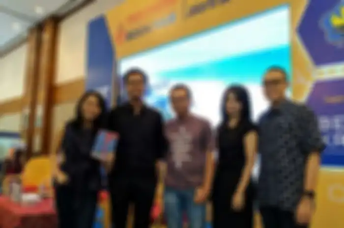 Eka Kurniawan (tengah) pada ajang Indonesia International Book Fair (IIBF) 2018.