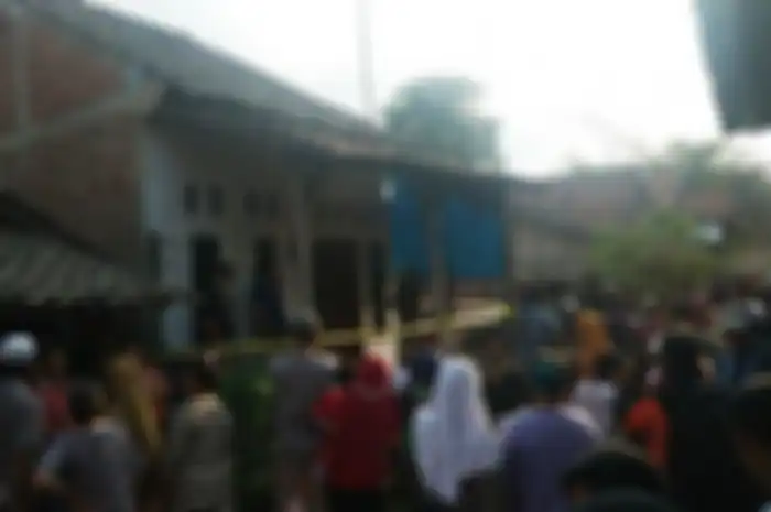 Warga berkerumun di sekitar rumah Fitria Diana pelaku penusukan Wiranto di Gang Arjuna Barat, Dukuh Sitanggal I, Desa Sitanggal, RT 7 RW 2, Kecamatan Larangan, Brebes, Kamis (10/10/2019).