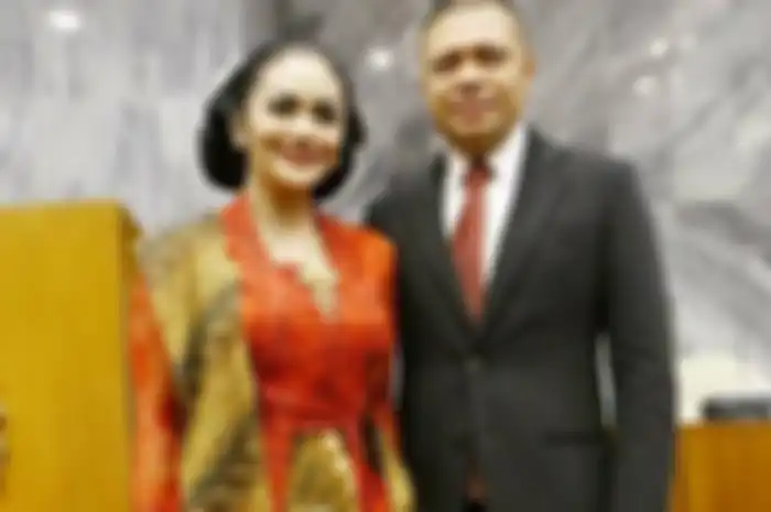 Raul Lemos mendampingi Krisdayanti saat pelantikan anggota DPR RI  