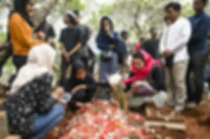 Keluarga dan kerabat menghadiri prosesi pemakaman korban demo ricuh Akbar Alamsyah di Taman Pemakaman Umum (TPU) kawasan Cipulir, Kebayoran Lama, Jakarta, Jumat (11/10/2019). Korban demo ricuh di DPR Akbar Alamsyah meninggal dunia di RSPAD Gatot Subroto, Kamis (10/10/2019) sekitar pukul 17.00 karena