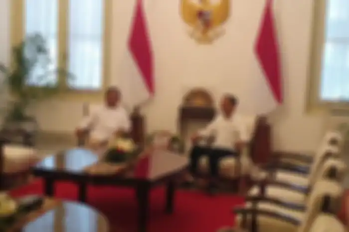 Presiden Joko Widodo (kanan) melakukan pertemuan dengan Ketua Umum Partai Gerindra Prabowo Subianto (kiri) di Istana Merdeka, Jakarta, Jumat (11/10/2019).