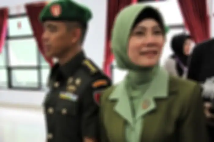 Jabatan Kolonel Hendi Suhendi dicopot karena unggahan status istri.
