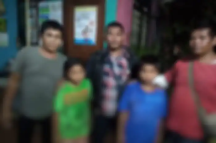 Del Piero (baju hijau) saat ditemukan Dian Kristian, ayah kandungnya di daerah Klender, Jakarta Timur, Sabtu (12/10/2019)