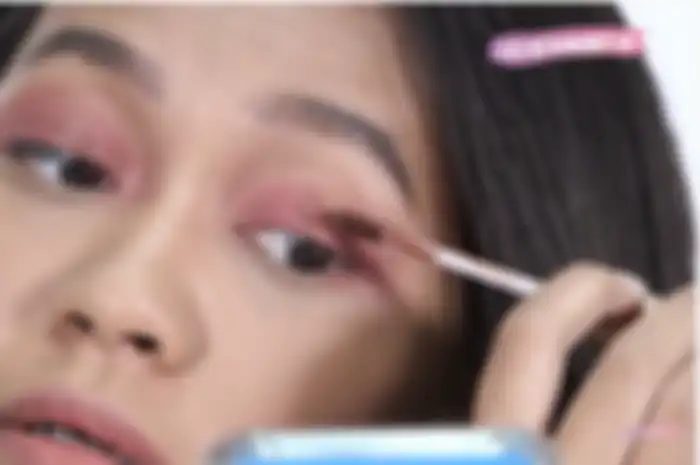 Trik membuat eyeshadow pakai lipstik atau lip cream
